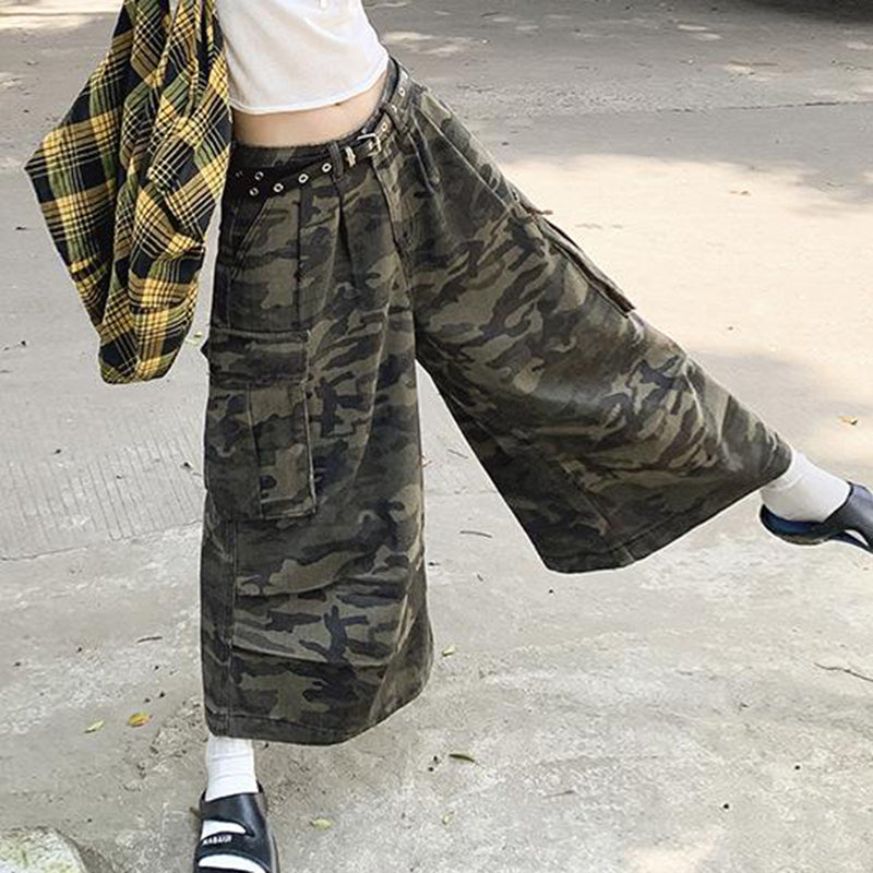Camo Print Cropped Cargo Pants
