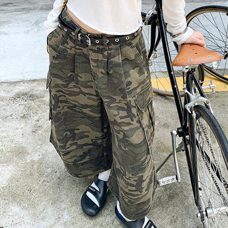 Camo Print Cropped Cargo Pants
