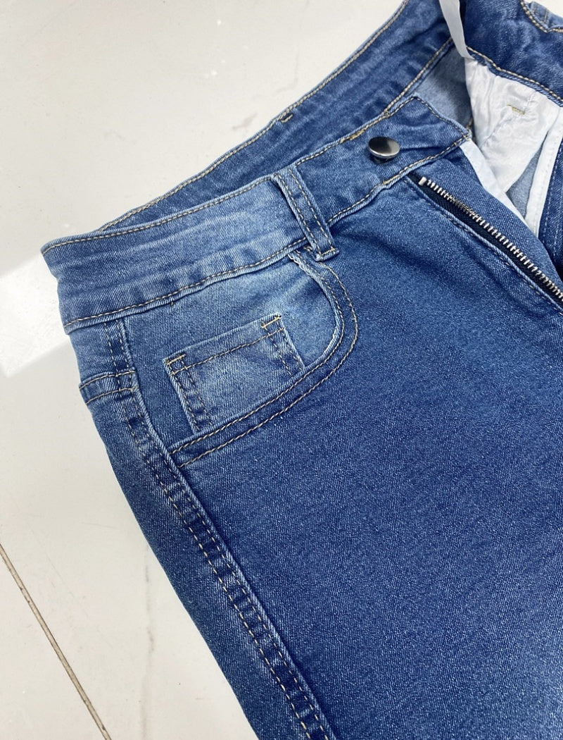 Wide-Leg Jeans with Contrast Hem