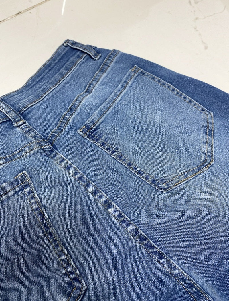 Wide-Leg Jeans with Contrast Hem